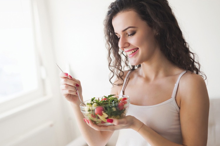 bnb_woman-eating-salad_nd300_77_web